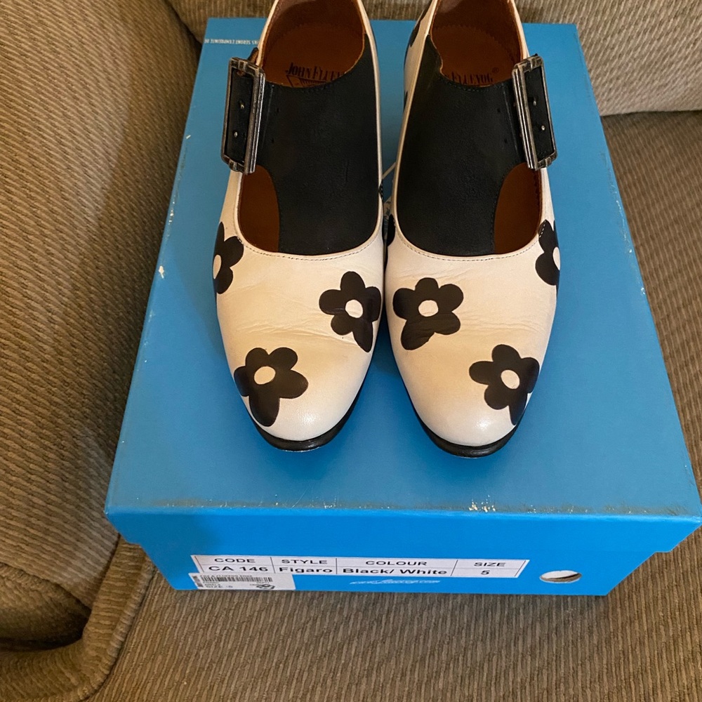 EUC John Fluevog Figaro Leather 7M White/Black Flowers Beautiful Only Worn Once